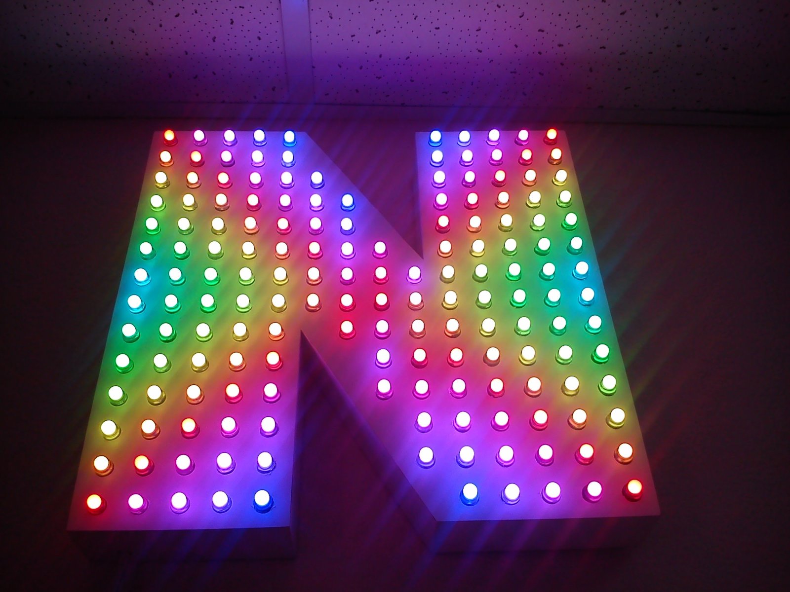 Диодная вывеска. РГБ диоды на вывеску. Led Matrix RGB 30w световой прибор. Объемные светодиодные буквы. Буквы со светодиодной подсветкой.