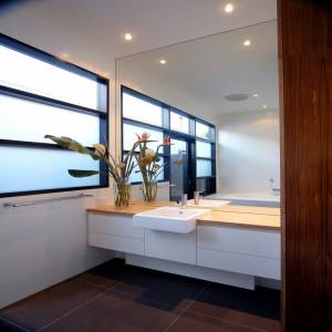 Modern-bathroom-design-square-mirror-spotlight-white-washstand-white-wall-frosted-glass-window-black-granite-tile-floor-945x945